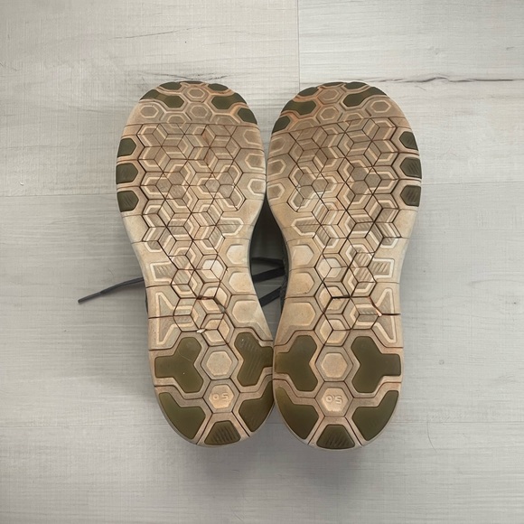 Women’s Silver Nike Running Shoe, Size 8, Little Sparkles Throughout the Shoe - Picture 7 of 8